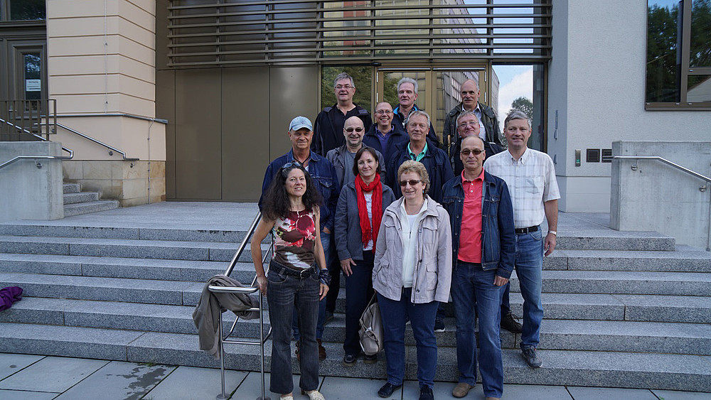Alumni der E83/1 vor dem neuen Haupteingang