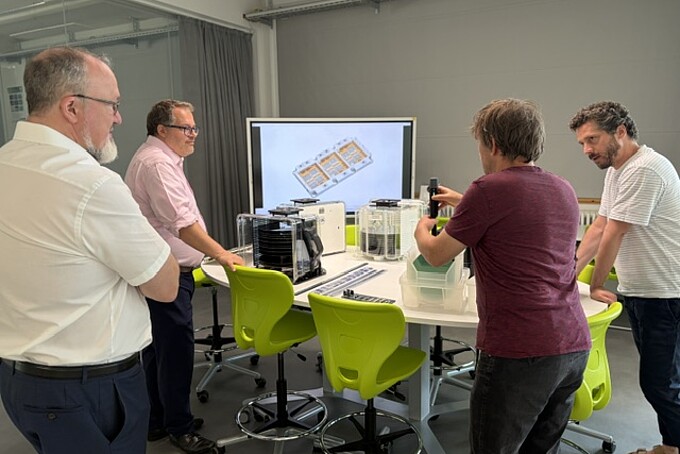 Vorstellung des DLR_School_Labs durch Dr. Thomas Fester und Christian Tiller.