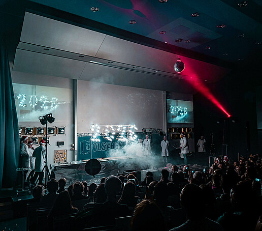 Das Publikum bestaunt das Jahreszahlenfeuerwerk.