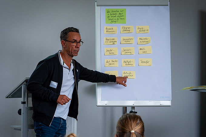 Herr Tschentscher von der AWO Oberlausitz präsentiert die Ergebnisse seines Workshops an einem Flipchart.