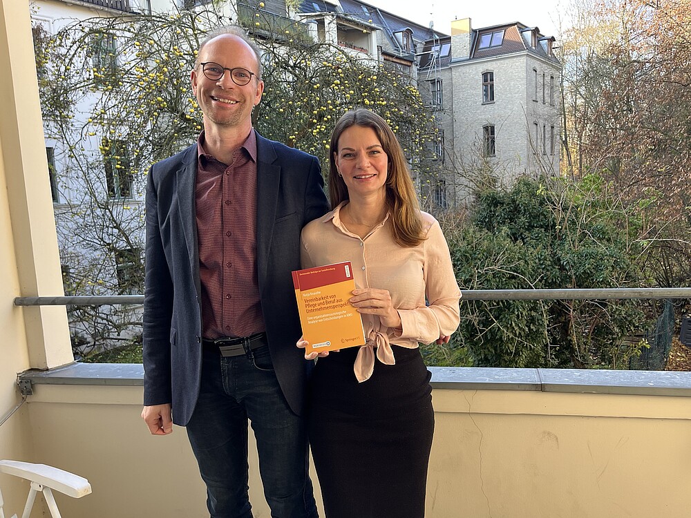 Prof. Hoff und Katja Knauthe mit dem frisch gedruckten Buch