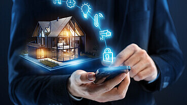 KI Bild: Hände halten ein Haus über welches Symbole hinwegschweben