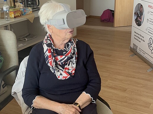 Ältere Frau mit VR-Brille