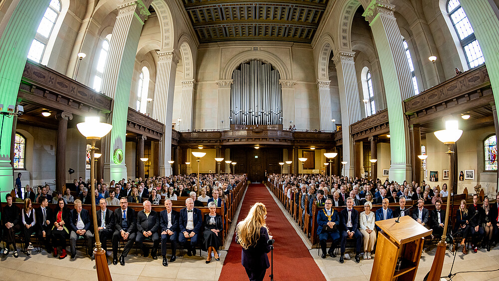 Blick vom Altarraum in die voll besetzte Johanniskirche Zittau während der Immatrikulationsfeier der Hochschule Zittau/Görlitz.