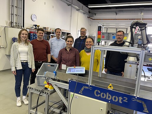 Projektbeteigte Menschen vor der Cobot-Anlage