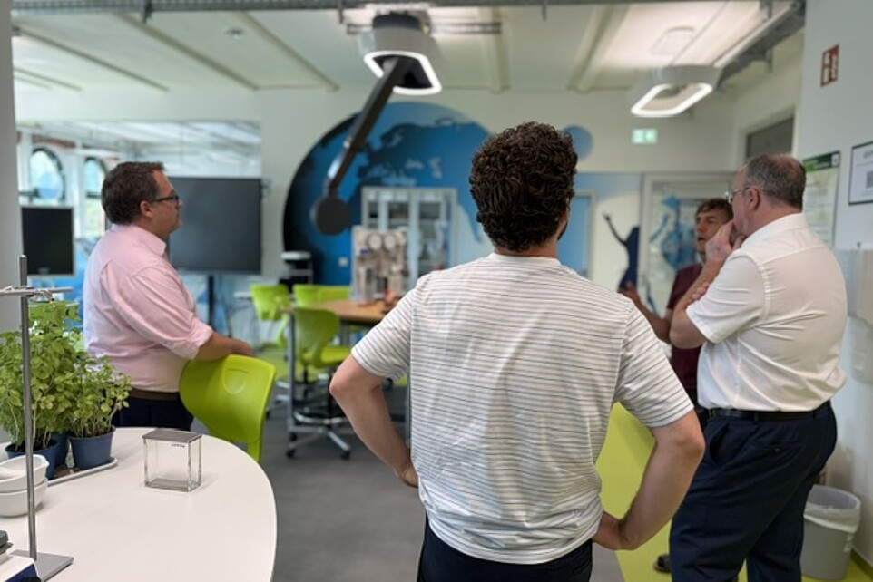Vorstellung des DLR_School_Labs durch Dr. Thomas Fester und Christian Tiller.