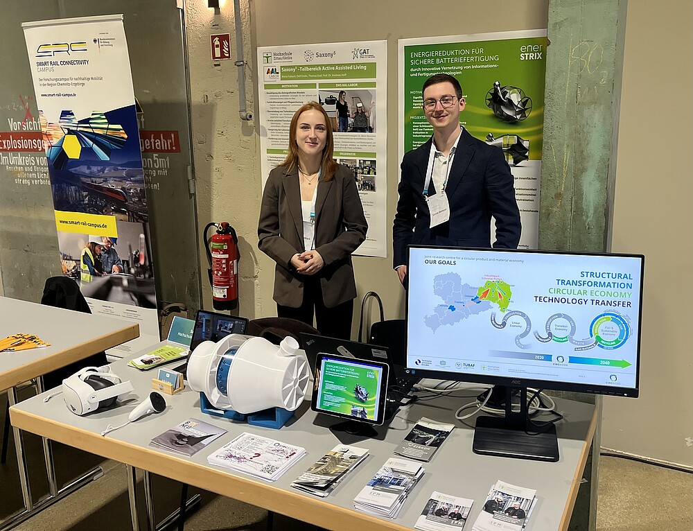 Maria Fabisch und Likas Wenzel am Stand