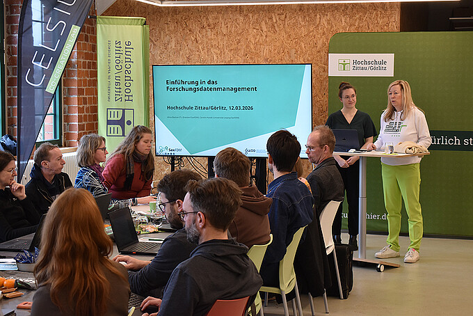 Die Prorektorin spricht vor den Teilnehmenden.