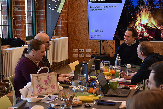 Herr Ganß im Gespräch mit den Workshopteilnehmenden.