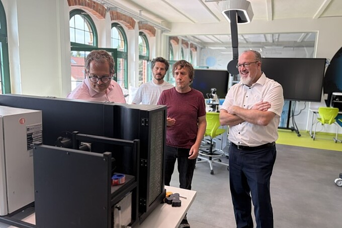 Vorstellung des DLR_School_Labs durch Dr. Thomas Fester und Christian Tiller.