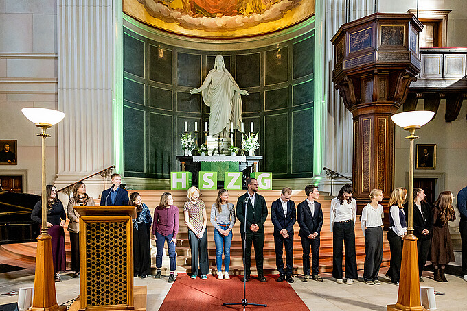 Eine größere Gruppe von Deutschlandstipendiatinnen und Deutschlandstipendiaten steht im Altarraum der Johanniskirche Zittau.