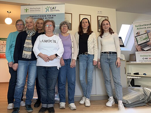 7 Frauen stehen im AAL-Labor