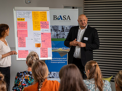 Prof. Schmidt zeigt die Ergebnisse des Workshops auf einem Flipchart