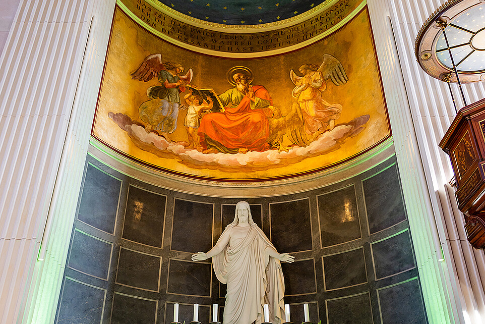 Altarraum der Johanniskirche Zittau mit vier grünen Würfeln, die zusammen den Schriftzug HSZG bilden.