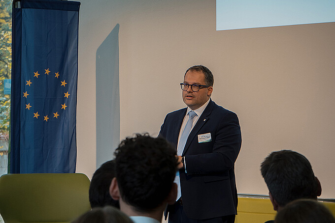 Der Rektor spricht vor Publikum in der Aula.