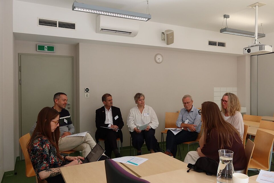 mehrere Personen in einem Meeting