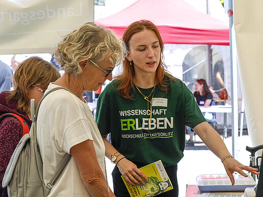 Besucherin lässt sich die Technik erklären