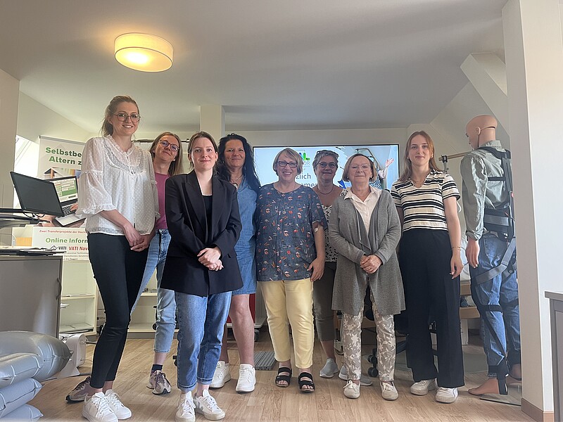 8 Frauen haben sich im Labor zum Bild aufgestellt