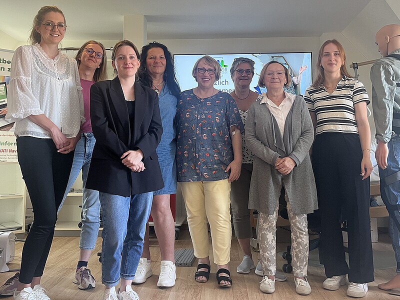 8 Frauen haben sich im Labor zum Bild aufgestellt