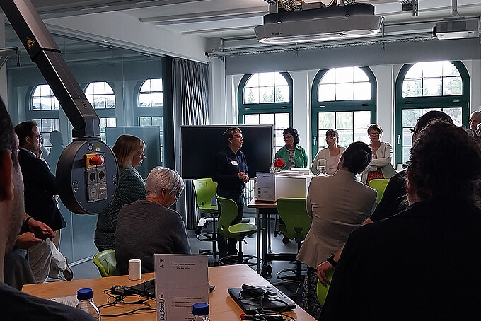 Dr. Fester zeigt einer Gruppe Lehrender das School Lab.