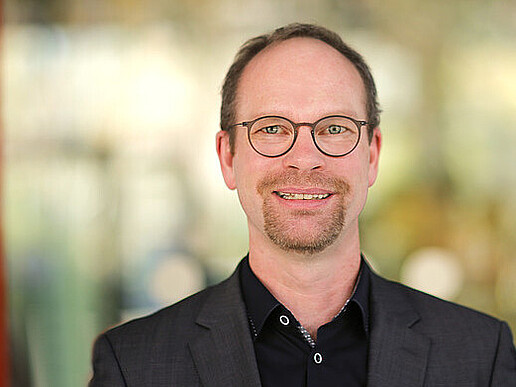 Prof. Dr. Andreas Hoff lächelt in die Kamera.